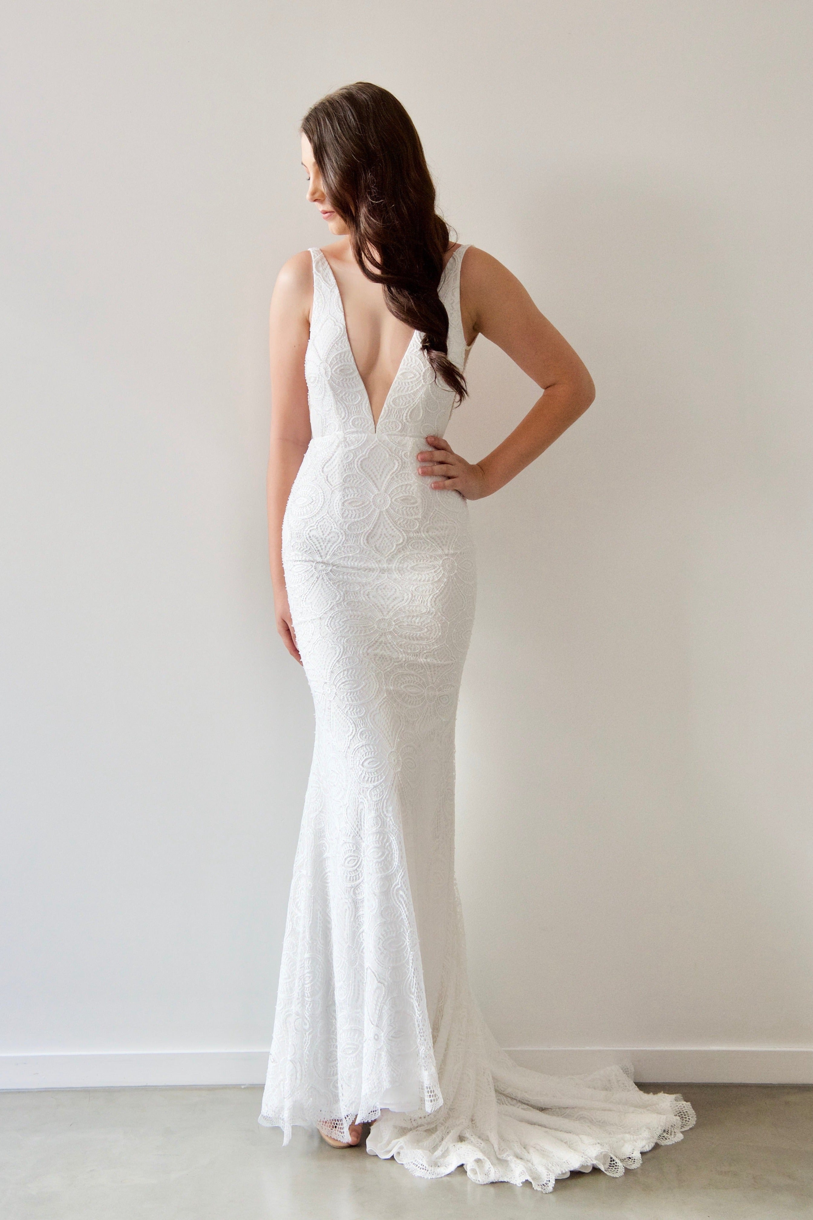 V-neck wedding dresses without sleeves